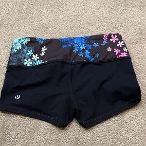 lululemon athletica reversible Women's Black and Blue Floral Shorts